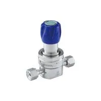 Регулятор AMFLO UHP AU23 Материал: Код SH (Body-SUS316L VAR; Poppet, Nozzle,Diaphragm, Gland-Hastelloy®C-22,Seat: PCTFE) ; Поверхность 0.13 um; 3х портовый с манометром, вх. давл. 206 бар, CV-0.9